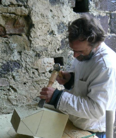 Dominique Dubuisson, tailleur de pierre en Mayenne